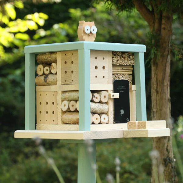 LUXUS-INSEKTENHOTELS Insect Hotel with Stand "Cube Friendly Owl Inn"
